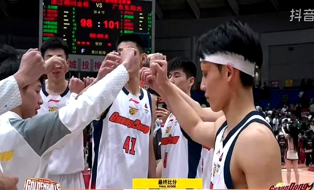 多米体育APP下载-篮球赛进场队伍介绍